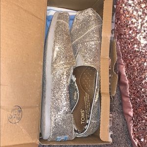SPARKLY SILVER TOMS
